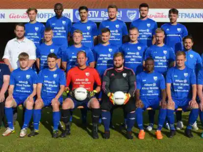 Der STV Bar&szlig;el (hinten, von links) mit: Max Knopf, Abdoulaye Kone, Rafy Batal, Marten Hanneken, Tim Luther, Niklas Becker, (Mitte, von links) Sportwart Matthias Morthorst, Jonas Beck, Domenik Ott, Mathis Appeldorn, Manuel B&uuml;rmann, Oliver Nienaber, Trainer Theodoros-Philippos Aspridis, Co-Trainer Tahsin D&uuml;man (vorne, von links) Betreuer/Physiotherapeut  Hendrik Pahl, Joey Heil, Niklas Mathwig, Sascha Loots, Jonas Fricke, Rodrigue Traore Dangba Jeans, Jannek Benkens, Kevin Gawlitza; es fehlen: Mattes Brake, Fynn-Ole L&uuml;ken, Philipp Volkamnn, Henry Elsen, Daniel Rot&auml;rmel.