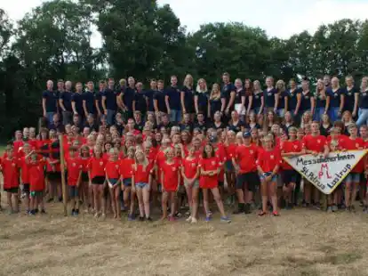 Die Messdienerinnen und Messdiener der Pfarrgemeinde St. Petrus Lastrup sowie ihre Lagerleitung freuen sich auf zehn tolle Tage in Kettenkamp.