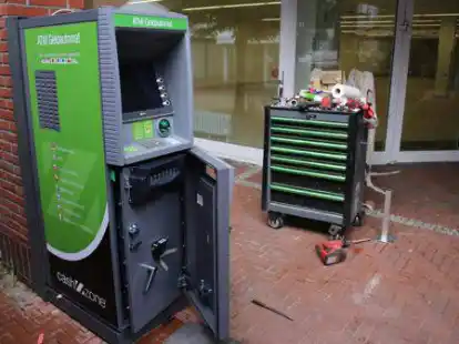 Seit einigen Tagen spuckt der gr&uuml;ne Automat in der Braker Fu&szlig;g&auml;ngerzone Bargeld aus. Im ehemaligen Aldi-Komplex kann es aber noch nicht ausgegeben werden.
