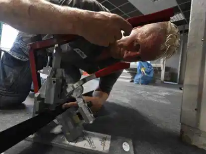 Viel zu tun hat Sascha D&auml;hne an der Au&szlig;enstelle des Herbartgymnasiums an der Hauptstra&szlig;e: Hier k&uuml;mmert er sich gerade um den Zuschnitt der Fu&szlig;leisten.