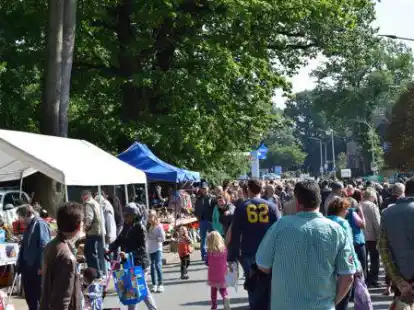 Der B&uuml;rgerfest-Sonntag soll in Hude wieder mit dem gro&szlig;en Flohmarkt (Bild) starten. Vereine und Verb&auml;nde k&ouml;nnen sich zudem wieder entlang der Parkstra&szlig;e pr&auml;sentieren.