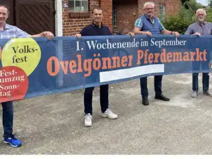 B&uuml;rgermeister Sascha Stolorz, die Marktmeister Roy Stickan und Thomas Koch sowie Festumzugsorganisator Rudi Schulenberg (von links) freuen sich auf den 390. Ovelg&ouml;nner Pferdemarkt.