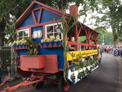 Pferdemarkt Ovelg&ouml;nne 2019: Tolle Stimmung, tolles Wetter, Rekordbeteiligung - die Bedingungen h&auml;tten f&uuml;r den gro&szlig;en Umzug am Sonntag durchs Burgdorf gar nicht besser sein k&ouml;nnen.