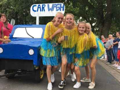 Pferdemarkt Ovelg&ouml;nne 2019: Tolle Stimmung, tolles Wetter, Rekordbeteiligung - die Bedingungen h&auml;tten f&uuml;r den gro&szlig;en Umzug am Sonntag durchs Burgdorf gar nicht besser sein k&ouml;nnen.