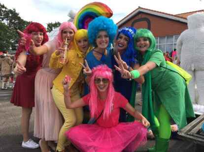 Pferdemarkt Ovelg&ouml;nne 2019: Tolle Stimmung, tolles Wetter, Rekordbeteiligung - die Bedingungen h&auml;tten f&uuml;r den gro&szlig;en Umzug am Sonntag durchs Burgdorf gar nicht besser sein k&ouml;nnen.