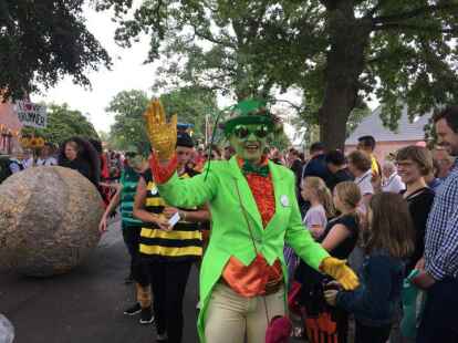 Pferdemarkt Ovelg&ouml;nne 2019: Tolle Stimmung, tolles Wetter, Rekordbeteiligung - die Bedingungen h&auml;tten f&uuml;r den gro&szlig;en Umzug am Sonntag durchs Burgdorf gar nicht besser sein k&ouml;nnen.