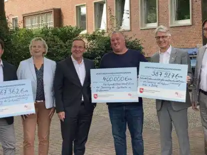 Freuen sich &uuml;ber die Zusch&uuml;sse (von links): Axel Linneweber (B&uuml;rgermeister Butjadingen), Karin Logemann (SPD-Landtagsabgeordnete), Boris Pistorius (Nieders&auml;chsische Minister f&uuml;r Inneres und Sport), Mark Castens (stellvertretender Ratsvorsitzender Ovelg&ouml;nne), Michael Kurz (B&uuml;rgermeister Brake) und Stephan Siefken (Landrat des Landkreises Wesermarsch)