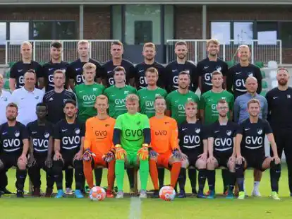 Der BV Garrel mit (hinten, von links): Andre Ording, Tom Linzenberger, Emir Becovic, Mateusz Kolodziejski, Lukas Boll, Esmir Zejnilovic, Raphael Walker, Linus Backhaus, (Mitte, von links) Andre Sch&ouml;ning (Sportlicher Leiter), Betreuer Karsten Boll, Betreuer Waldemar Schneider, Physiotherapeut Daniel Schuhmacher, Tim Moorkamp, Andre Oltmann, Daniel Fink, Marcel Meyer, Stefan Wulfing, Trainer Steffen Bury, Semir Becovic, Torwart-Trainer Rene Damerow (vorne, von links) Krysztof Bulka, Zakaria Baya, Halil Sat, Jakob Flerlage, Henning Dinklage, Matthias Burhorst, Tom Engelmann, Jannik Menke, Pascal Looschen; es fehlen: Patrick Looschen und Amir Hasanbasic