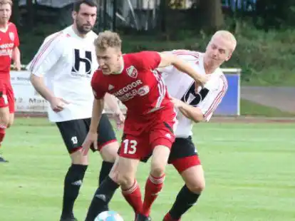Will mit dem SVE Wiefelstede einen Platz unter den besten f&uuml;nf Teams erreichen: Kapit&auml;n Timon Sylvester (am Ball).