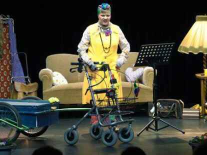 Das D&ouml;tlinger Original Elise Plietsch,  gespielt von Dette Zingler,  wird  f&uuml;r eine humorvolle Weihnachtsfeier der Huder Landfrauen sorgen.