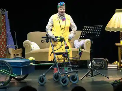 Das D&ouml;tlinger Original Elise Plietsch,  gespielt von Dette Zingler,  wird  f&uuml;r eine humorvolle Weihnachtsfeier der Huder Landfrauen sorgen.