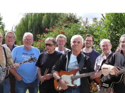 Detmar & Friends. Das sind (v.l.): Karl-Heinz Knagge, Josef Bohmann, Bernd Schumacher, Roland Grosser, Ferdi Engelmann, Detmar Clau&szlig;en, Vincent Heller, Bernhard M&ouml;hlenbrock und  Peter Gloystein. Nicht auf dem Bild ist Hartmut Ahrens.