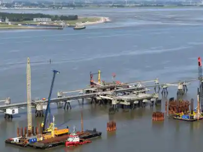 Der Bau des LNG-Terminals vor Butjadingens Haust&uuml;r in Wilhelmshaven schreitet voran.