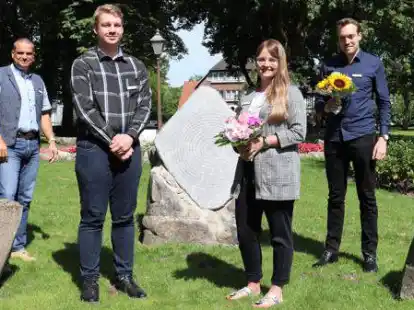 Gl&uuml;ckwunsch zu bestandenen Pr&uuml;fungen und Zuwachs (von links): Ingo Fichter (Erster Samtgemeinderat), Dennis Deregowski, Tina Schwarz und Elias Landsberg.