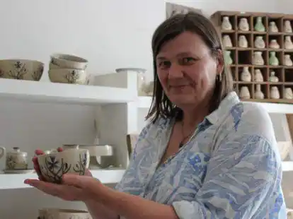Im heimischen Lagerraum bewahrt Simone Kottkamp ihre selbst erstellten Schalen und Tassen auf.
