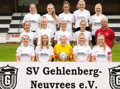Die FSG Gehlenberg-Neuvrees-Rastdorf-Hilkenbrook mit (hinten, von links): Jennifer Heidt, Stefanie V&ouml;lker, Claudia Strenge, Vanessa S&uuml;dkamp, Lina Hansen (Mitte, von links) Wiebke Bley, Elisa Werner, Anja Kollmer, Franziska Wempe, Trainer Siegfried Kleinau (vorne, von links) Isabelle Sommerer, Maike Berssen, Ines Hachm&ouml;ller, Jennifer Plaggenborg, Co-Trainedrin Alina V&ouml;lker; es fehlen: Carmen Finken, Julia Hanekamp, Katharina Lucker, Maren Peternel, Lisa Suhle, Julia Utesch, Jessica Waldecker, Maira Weber