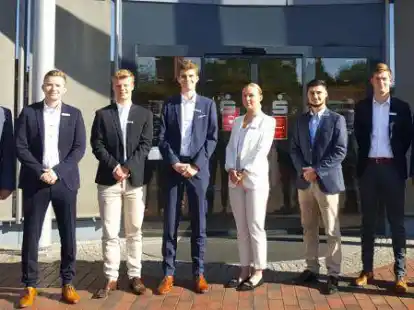 Strahlende Zukunft der LzO: (von links) Klaus D&ouml;ring (stv. Privatkundendirektor), Mattis Hellwig, Bennet Smolna, Keno Uphoff, Anastasia Wachowski, Walat Mohammad, Paul Kues und J&ouml;rg Niemann (Privatkundendirektor).