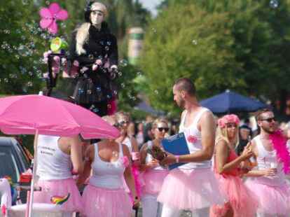 Bunt, schrill, politisch wunderbar unkorrekt: Beim Besenwerfen ist Spa&szlig; das oberste Gebot.