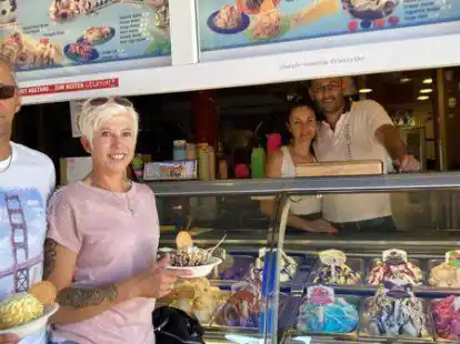 Leckere Abk&uuml;hlung (von links): Werner und Claudia Steinkamp aus Sedelsberg belohnen sich mit einem Eis aus der Friesoyther Eisdiele &bdquo;Venezia&ldquo;. Barbara und Dennis de Martin f&uuml;hren den Familienbetrieb.