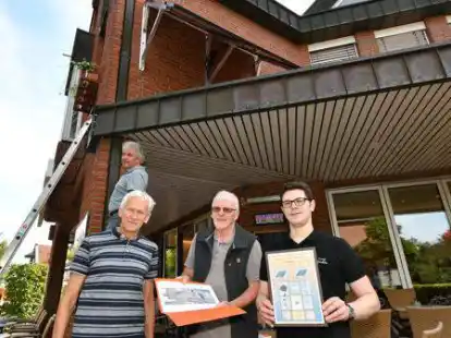 An der Wand, &uuml;ber dem Dach des Eiscaf&eacute;s La Gondola h&auml;ngt sie, die neue Mini-PV-Anlage, mit deren Stromausbeute Inhaber Luca De Martin (rechts) bis zu 700 Kugeln Eis am Tag produzieren kann. Dar&uuml;ber freuen sich auch die GKG-Mitglieder Andreas R&ouml;&szlig;ler (hinten), Jochen Roer und Gerhard L&uuml;llmann (von links).