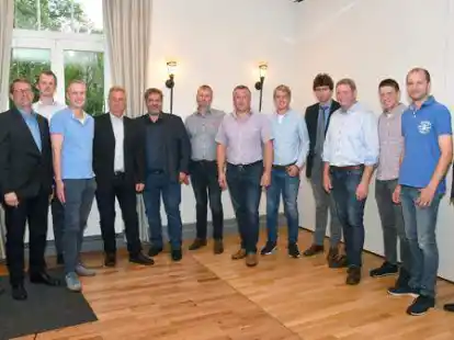 Wurden in den Vorstand und Aufsichtsrat der Raiffeisen-Viehverwertung Oldenburger Land gew&auml;hlt: (von links) Gesch&auml;ftsf&uuml;hrer Rolf Klatte, Bernd Siemer (zuvor Gesch&auml;ftsf&uuml;hrer der Viehvermarktung Visbek), Johann Grave, Harald Wempe, Heinz Erdmann, Heiner Hibbeler, Reiner Bruns, Georg Frilling, Robert Johannes, Stefan Sch&uuml;tte, Stefan Seeger, Christoph Oltmann, Jannik Haverkamp und Verbandsdirektor Johannes Freundlieb.