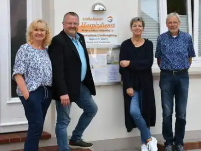 Stellvertretend f&uuml;r die Belegschaft der Cloppenburger Stadtverwaltung &uuml;berbrachten Reinhold Abeln (1. Vorsitzender Personalrat) und Karin Thobe (stellvertretende Vorsitzende des Personalrats, beide Mitte) nun die gute Nachricht der Spende an Koordinatorin Hildegard Meyer und den Gregor M&ouml;ller-Reemts (1. Vorsitzenden des Vereins).