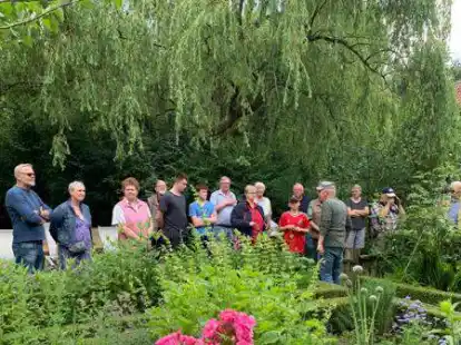 Dipl.-G&auml;rtner Antonius B&ouml;sterling (rechts) wendet sich vehement gegen Schotterg&auml;rten und zeigt die Vorteile eines Gartens mit vielf&auml;ltigen Pflanzen.