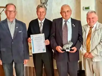 Rolf Frerichs (Kreisverbandvorsitzender) dankte Gerd M&uuml;nstermann (2. Vorsitzender) und dem 1. Vorsitzenden Herbert Warrelmann (von links). Rechts steht Preisrichter Wolfgang Gebauer.