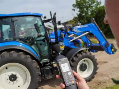 Messen, vergleichen und beurteilen: Die Fachleute der Landwirtschaftskammer testen die Schlepper anhand eines 60 Punkte umfassenden Fragenkatalogs, der unter Praxisbedingungen abgearbeitet wurde.