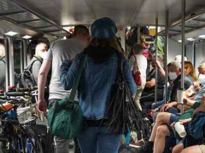 Zahlreiche Reisende nehmen auch ihre Fahrr&auml;der in der Bahn mit  &ndash; in Ostfriesland zu Zeiten des 9-Euro-Tickets sorgt das vor allem an Wochenenden oft f&uuml;r &uuml;berf&uuml;llte Abteile.