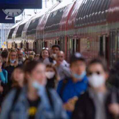 Die Z&uuml;ge sind zu Sto&szlig;zeiten oft voll.