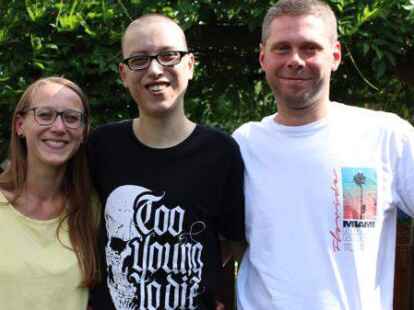 Steven Hornickel (Mitte) hat einen vierfachen Herzfehler und vermutlich nicht mehr lange zu Leben. Seine Schwester Nathalie Hornickel (links) und Schwager Ingo Kirch (rechts) wollen ihm all seine letzten W&uuml;nsche erf&uuml;llen.
