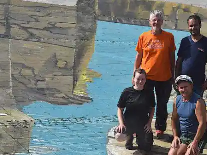 Sie erschaffen auf dem Valoisplatz ein 500 Quadratmeter gro&szlig;es 3D Bild (von links, stehend): Wilfried Berg und Aziz Elgart, davor Melanie Berg und Gregor Woszik.