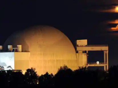 F&uuml;r die Atomkraft in Deutschland &ndash; hier das Kernkraftwerk Unterweser kurz vor seiner Abschaltung &ndash; wird es Nacht. Dabei soll es nach Auffassung der lokalen Anti-Atom-Initiativen auch bleiben.