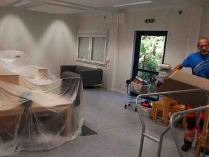 Die M&ouml;bel sind zur&uuml;ck: Mitarbeiter des st&auml;dtischen Bauhofs haben am Donnerstag die Einrichung zur&uuml;ck in die Contaner-Kita nach Oestringfelde gebracht.