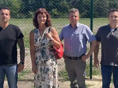Vor dem Gel&auml;nde der einstigen Erdgasspeicheranlage am Poggenpohlsand, die in den vergangenen anderthalb Jahren rekultiviert wurde: (von links) &bdquo;ExxonMobil&ldquo;-Projektleiter Sascha Andr&auml;s, D&ouml;tlingens B&uuml;rgermeisterin Antje Oltmanns, stellv. &bdquo;ExxonMobil&ldquo;-Betriebsleiter Peter Thie und Oberbauleiter von &bdquo;J+B K&uuml;pers&ldquo; Hendrik Ellen.