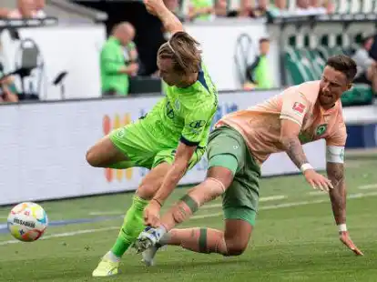 Wolfsburgs Patrick Wimmer (l) im Zweikampf gegen Bremens Marco Friedl.