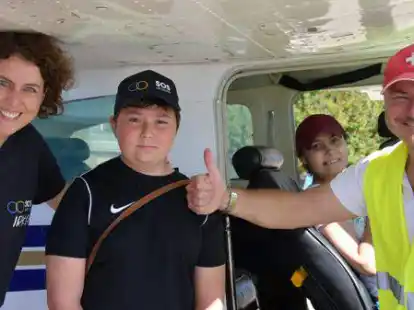 Irka Sjuts von SOS Ukraine (von links) mit  Vasili und  Nina sowie Pilot  Andreas K&uuml;nne.