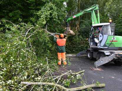 An der Stra&szlig;e &bdquo;Im Knick&ldquo; kam auch ein Bagger zum Einsatz. Foto: Thorsten Konkel