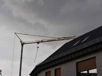 Unwetter &uuml;ber Ganderkesee: Bei dem kurzen und heftigen Sturm geriet an der Rathausstra&szlig;e ein Baukran ins Schwanken, hielt dem Winddruck jedoch stand. Sch&auml;den gab es keine. Foto: Thorsten Konkel