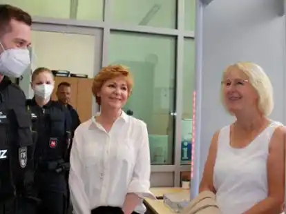 Die nieders&auml;chsische Justizministerin Barbara Havliza (2.v.r.) inspizierte im Beisein von Landgerichts-Pr&auml;sidentin Frauke Seewald (r.) die neue Sicherheitsschleuse und lie&szlig; sich von einem Wachtmeister des regionalen Einsatzteams den Arbeitsalltag erl&auml;utern.