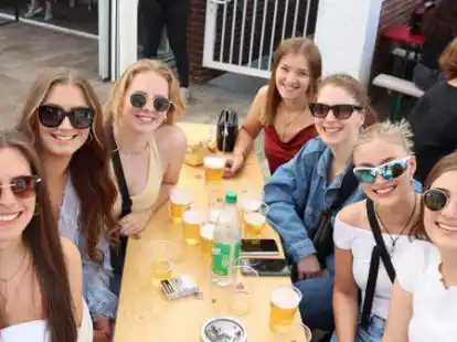 Zum Vorgl&uuml;hen treffen sich (von links) Maria Laut, Jana Golak, Josefina Laut, Ina van D&uuml;llen, Lucia Laut, Kira Breyer und Lara Sprock zum Frauen-Freibier in der &bdquo;Stadtmitte&ldquo;.