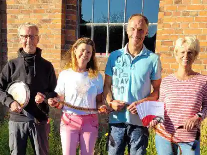 Der Vorstand der Kino-Freunde Friesland vor dem Lokschuppen: (von links): Stefan Ragotzki-Oelfke, Wiebke Sch&ouml;nbohm-Wilke, Peter Wilke und Meike Oltmanns.