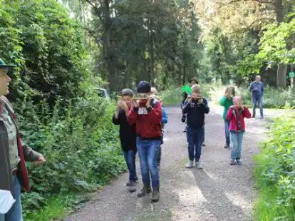 Eine Aktion der letzten Ferienpassaktion vor drei Jahren: Waldp&auml;dagogin Imke Reiners ging mit Kindern in die Mansholter B&uuml;sche.