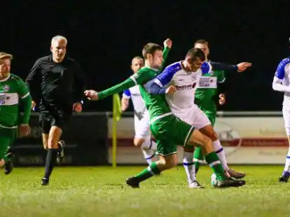Treffen in der 1. Kreisklasse wieder aufeinander: die Kreisliga-Absteiger FC Rastede II (in wei&szlig;) und SG Elmendorf/Gristede.
