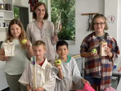 Julia Piesker (von links), Paul Barbe, Caroline Ritscher, Duc Nam Nguyen und Lara Hoja pr&auml;sentieren Kunstwerke aus Recycling-Material.