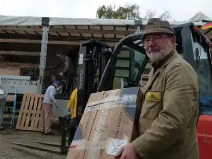 Mit seinen gesammelten Hilfsg&uuml;tern kann er einen 40-Tonnen-Lkw f&uuml;llen: Gerhard Langner will wieder ins wei&szlig;russische Mogilev reisen. Dabei soll auch die Erneuerung der Fenster der Dorfschule zum Abschluss gebracht werden.
