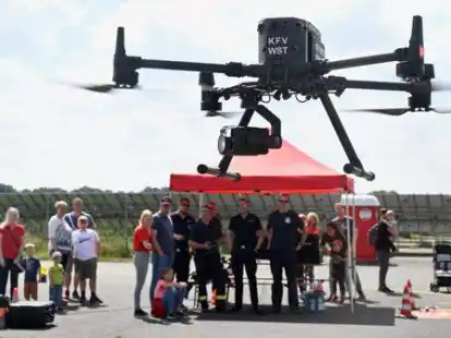 Hier heben die Helfer ab: Die Feuerwehr demonstrierte auf dem Fliegerhorst den Einsatz einer Drohne.
