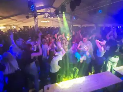 Beste Stimmung herrschte im Festzelt w&auml;hrend der Freiluftfete in Neuenfelde.
