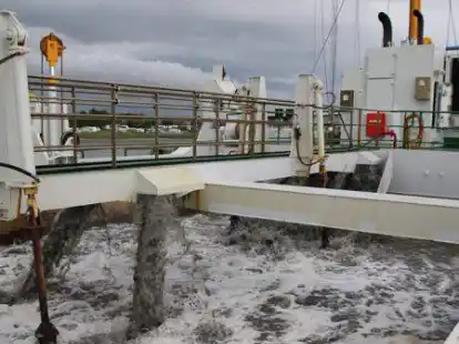 Das Spezialschiff &bdquo;Seekrabbe&ldquo; sorgt daf&uuml;r, dass der Priel von Schlick befreit wird. Die Krabbenfischer in Fedderwardersiel mahnen an, dass k&uuml;nftig noch h&auml;ufiger gesp&uuml;lt und gebaggert werden muss, um die Fahrrinne frei zu halten.